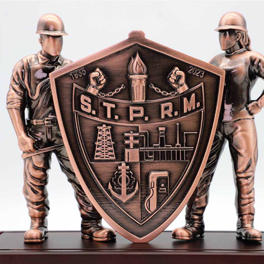 Custom Metal Antique Copper Worker Trophy Decoration with Wooden Base