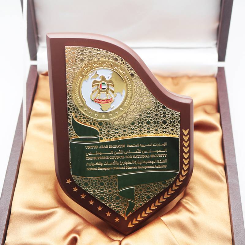 Customized Zinc Alloy Wooden Plaque Shield Metal Awards Trophy Souvenir