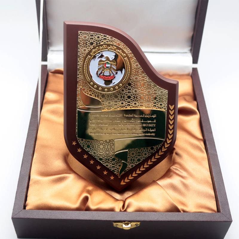 Customized Zinc Alloy Wooden Plaque Shield Metal Awards Trophy Souvenir